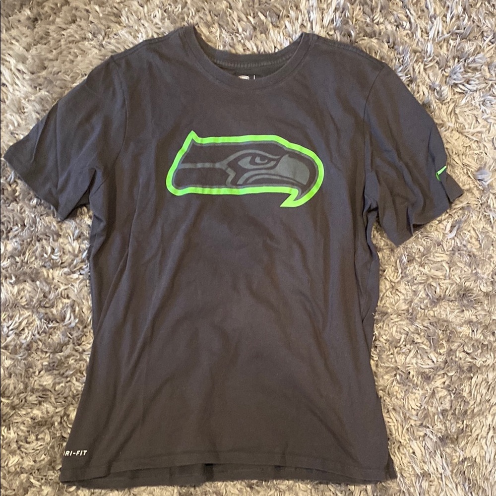 Nike mens Gray T-Shirt with Green Seahawks logo